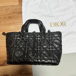 Toujours Black Cannage