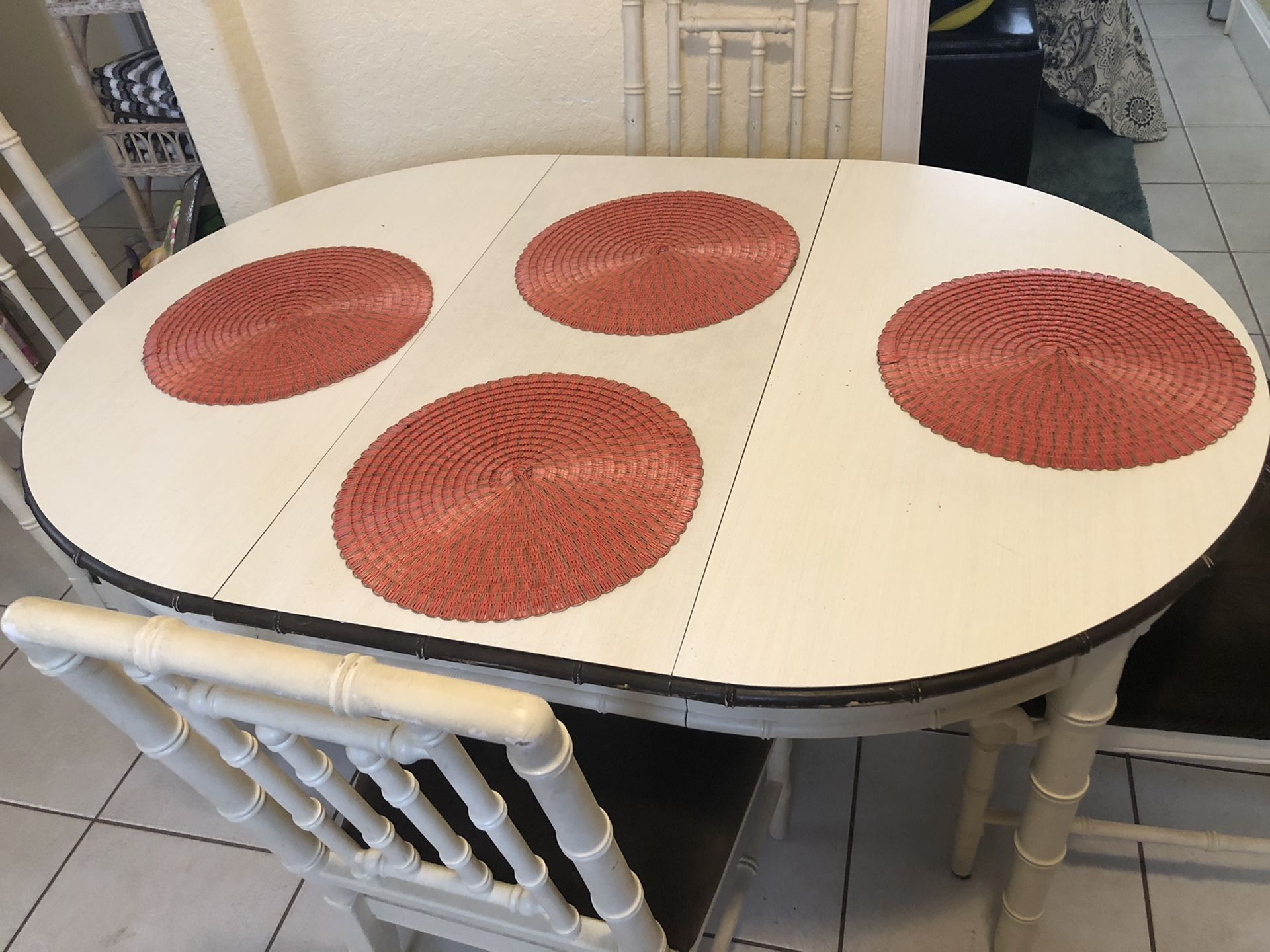 Dining table with 2 leafs and 4 chairs