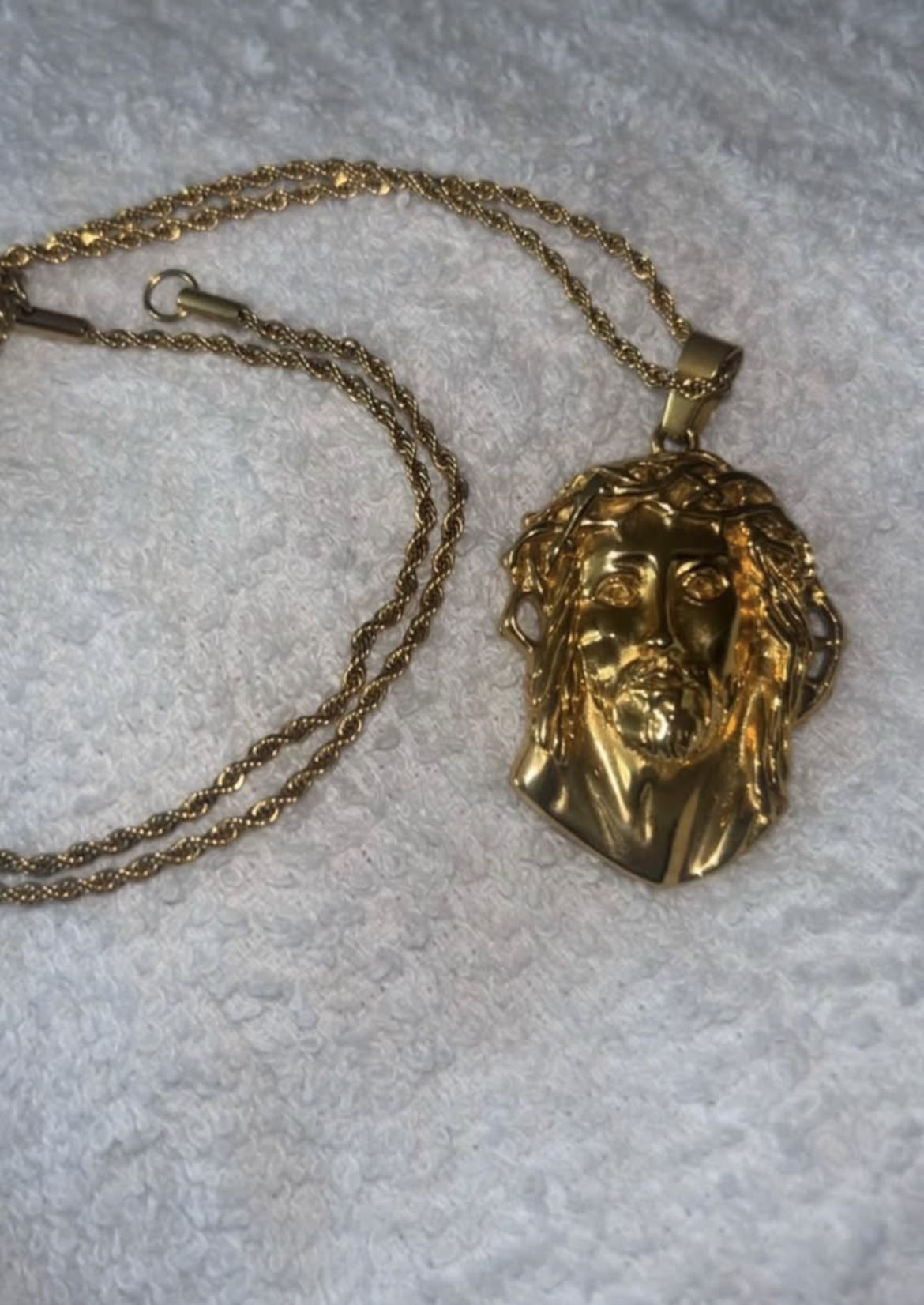 Men’s Yellow Gold Jesus pendant, 22” chain