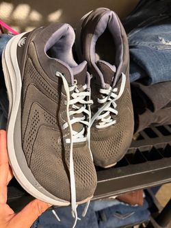 Topo Athletic women’s  Phantom Comfortable running shoes size 71/2