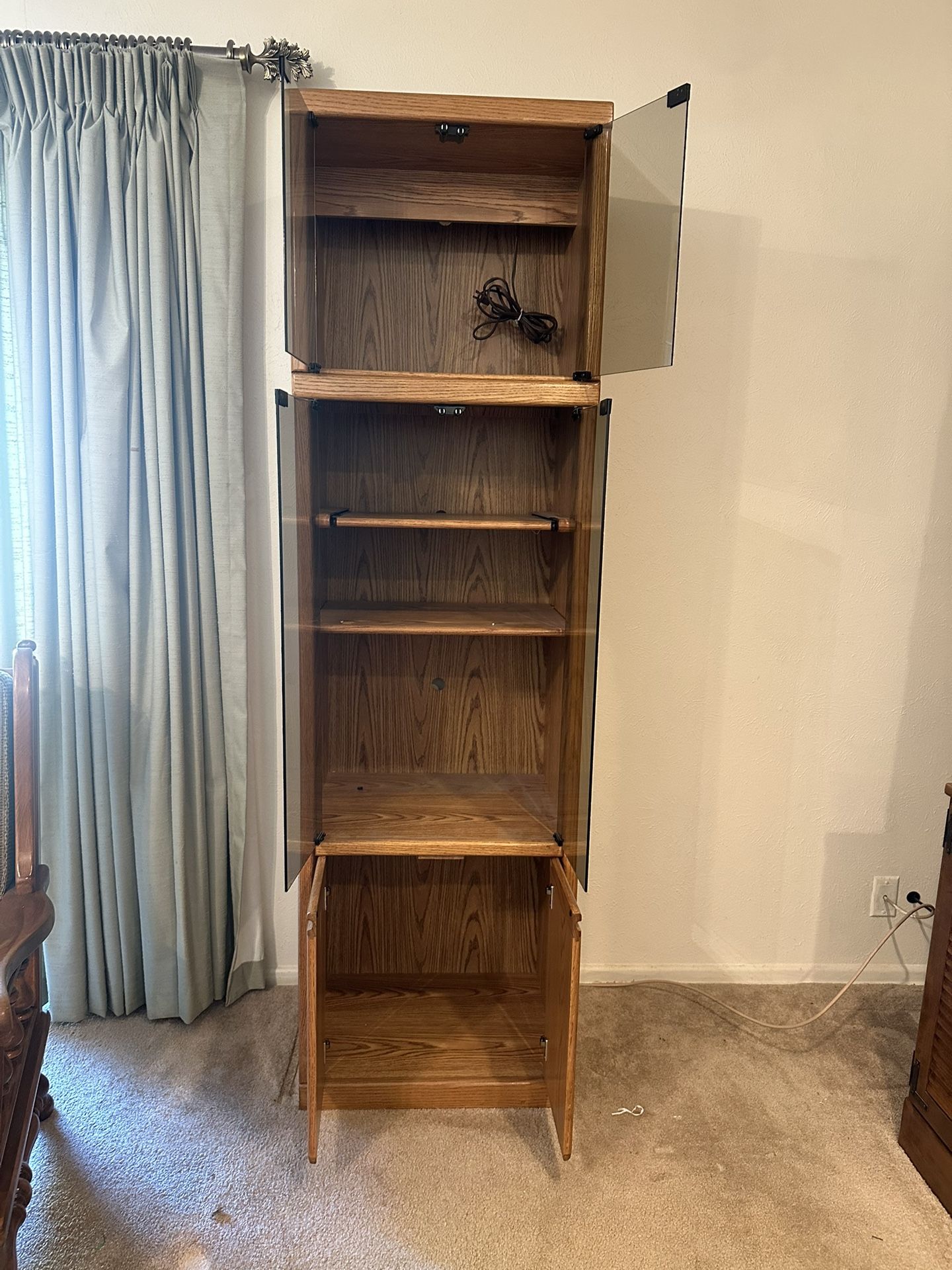 Solid Oak Display Cabinet with Smoked Glass Doors – Excellent Condition