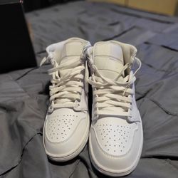 White Jordan 1s