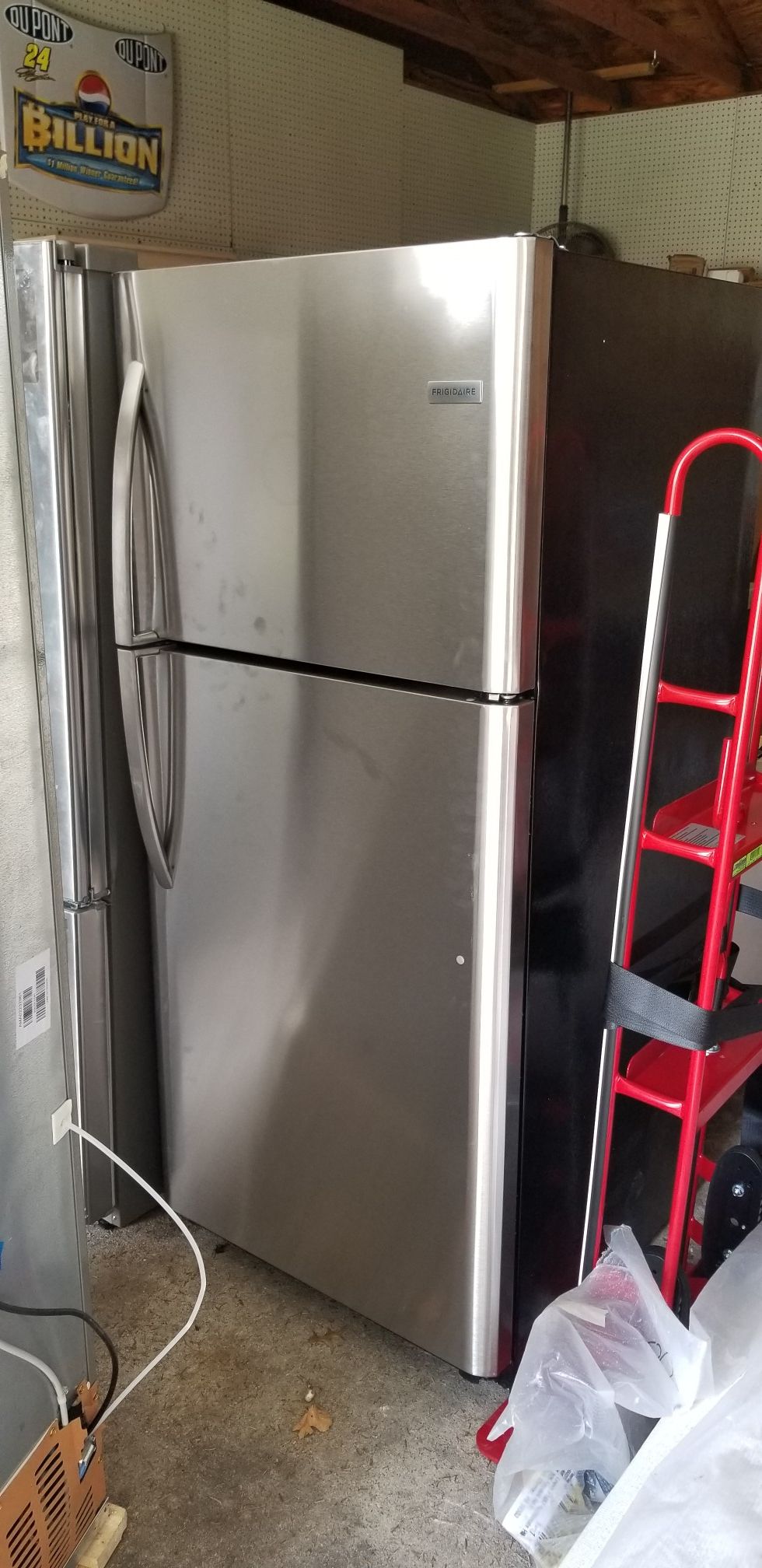 Frigidaire 20.4-cu ft Top-Freezer Refrigerator (Stainless Steel) Item # 751745 Model # FFTR2021TS