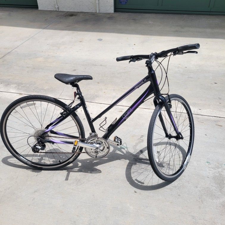 Lady's GIANT hybrid Bike
