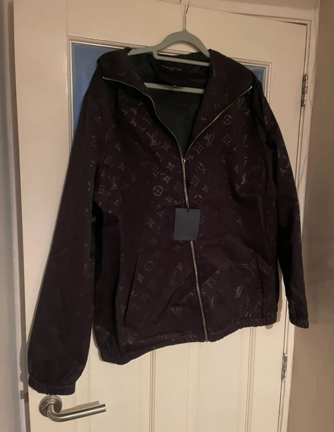 Lv Wind Breaker