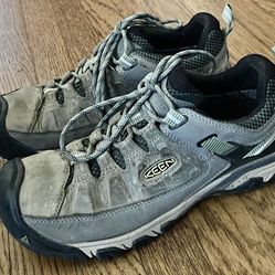 WOMENS KEEN HIKING SHOES