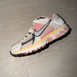 NIKE VOMERO 5