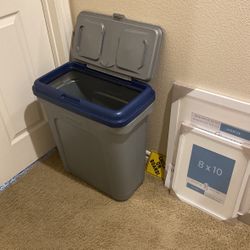 Large Heavy Duty Rubbermaid Dog Food Container 