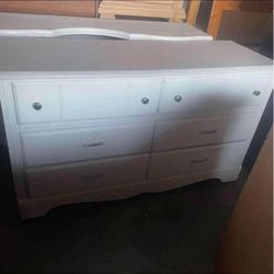 BEAUTIFUL FULL SIZE  BEDROOM SET IN WHITE  COLOR 