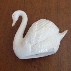 NAO by Lladro Daisa White Ceramic Swan Planter Figurine Retired Made in 
Spain. Pre-owned, perfect shape, no chips or cracks. Display item. 