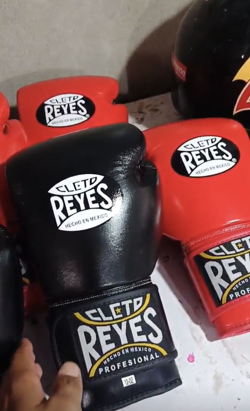 Cleto Reyes, Velcro
