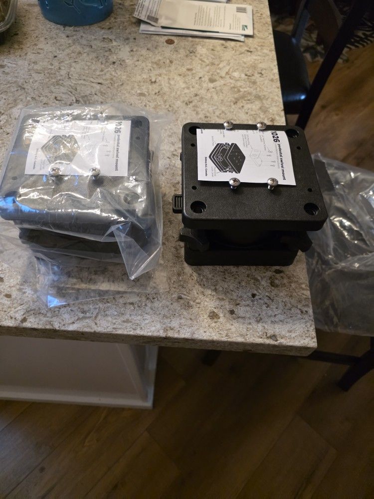 Scotty swivel mounts pair.