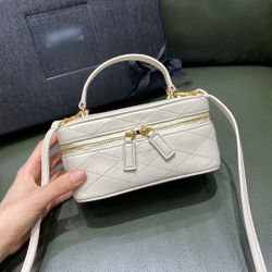 Milky white lacquered box-shaped bag, dimensions: 16.5X7.5X10cm

