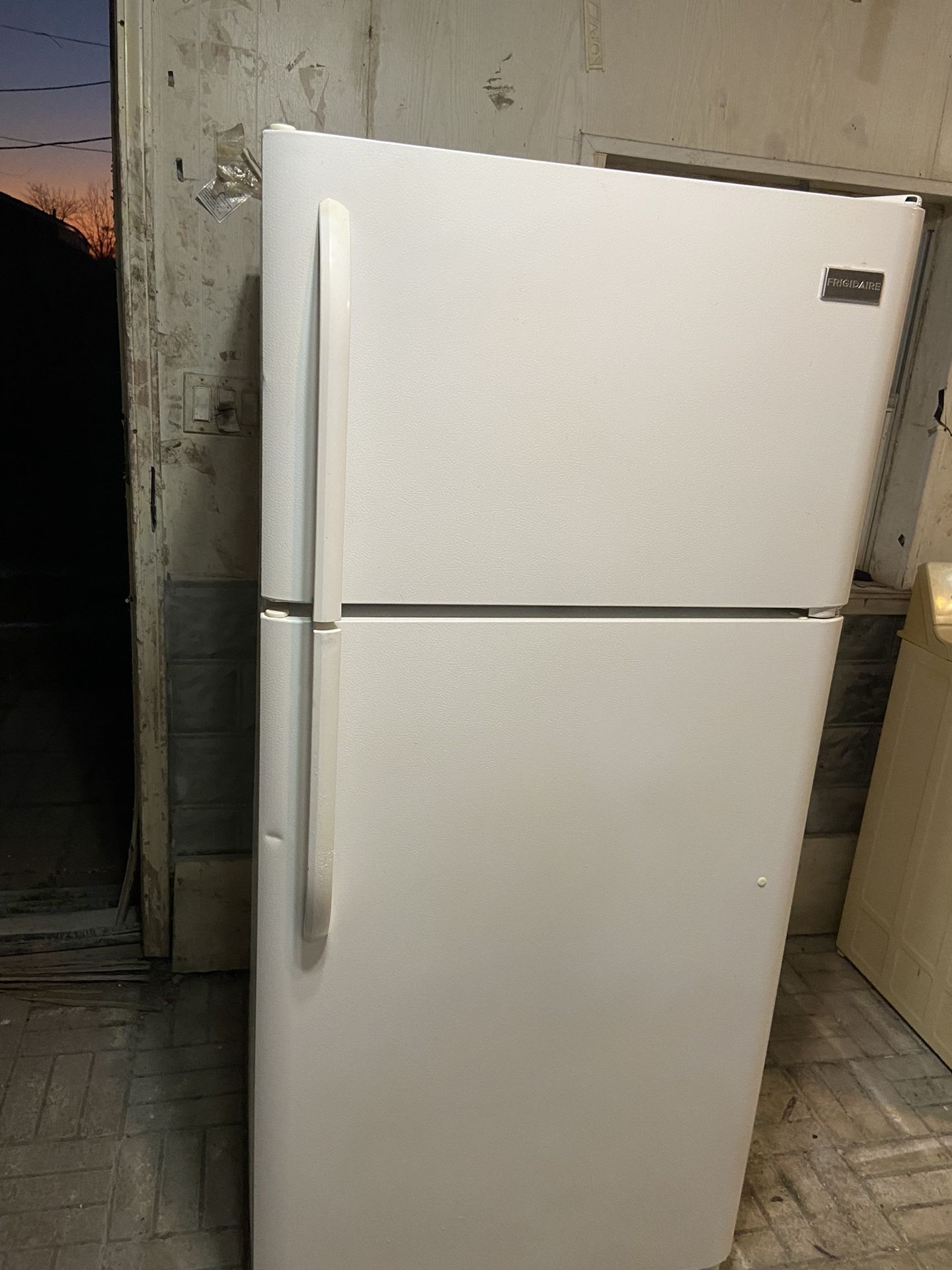 DEPENDABLE FRIGIDAIRE WHITE 18.2 CU.FT. FRIDGE! RUNS LIKE BRAND NEW! RUNS QUIETLY. NOTHING MISSING IN IT. BEEN CLEANED IN & OUT & SMELLS FRESH & CLEAN