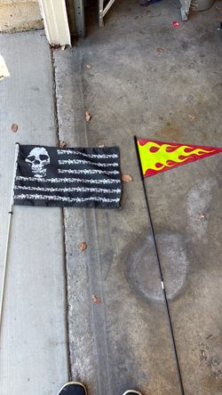 Skull Flag and Flame Pennant Flag whips for off road