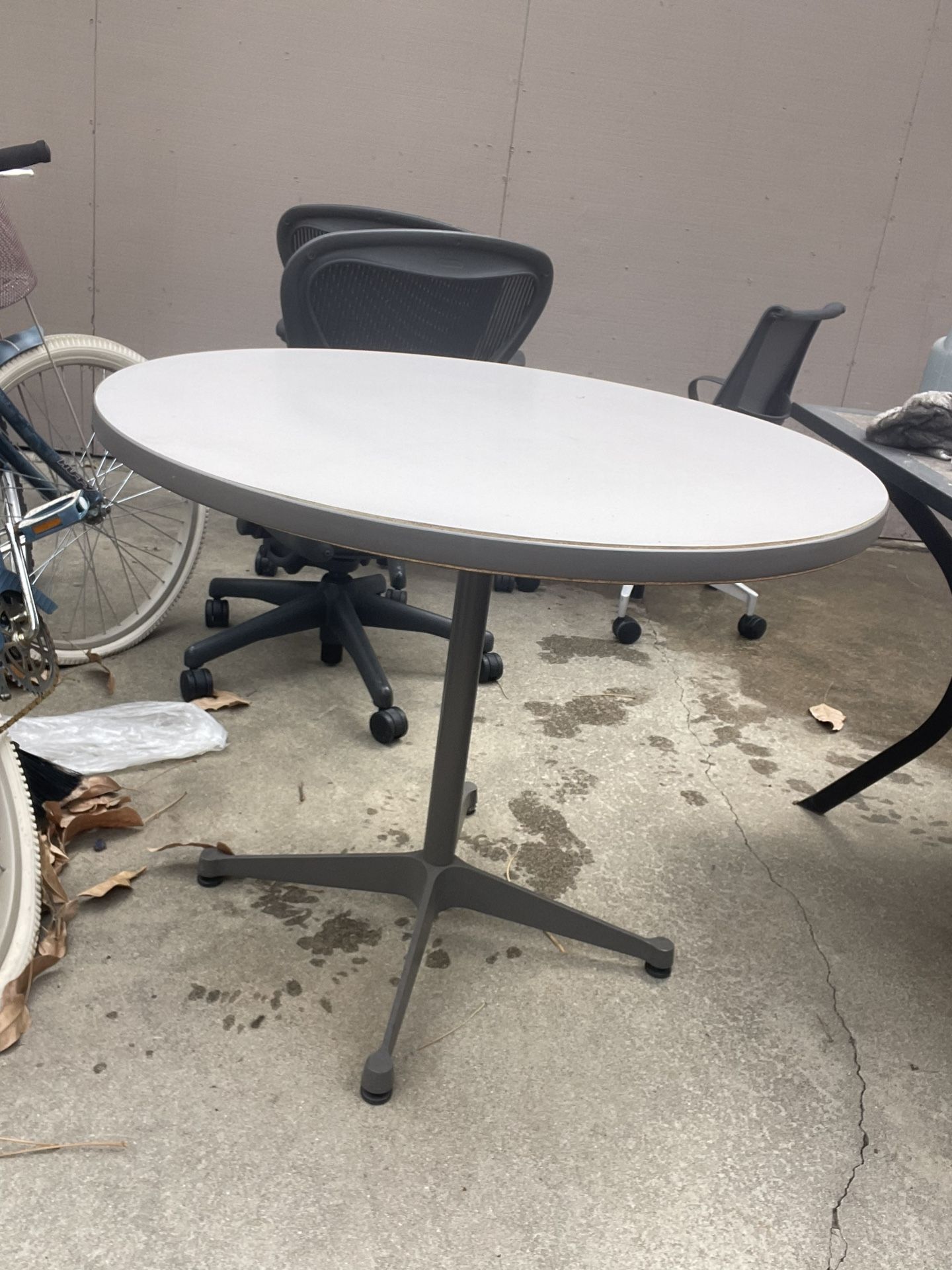 HERMAN MILLER EAMES 36in ROUND TABLE , EXCELLENT CONDITION , $60