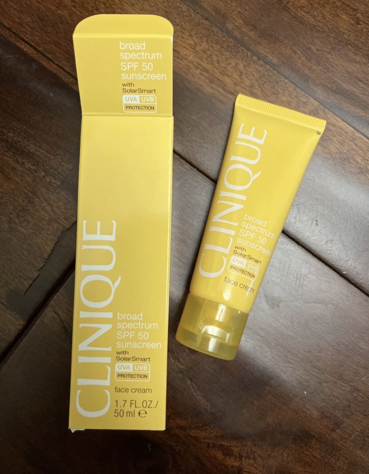 Clinique Broad Spectrum SPF 50 Sunscreen w/Solar Smart Oil Free Face Cream 1.7oz