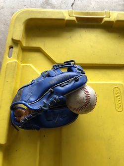 Wilson mini pro baseball glove with baseball ⚾️