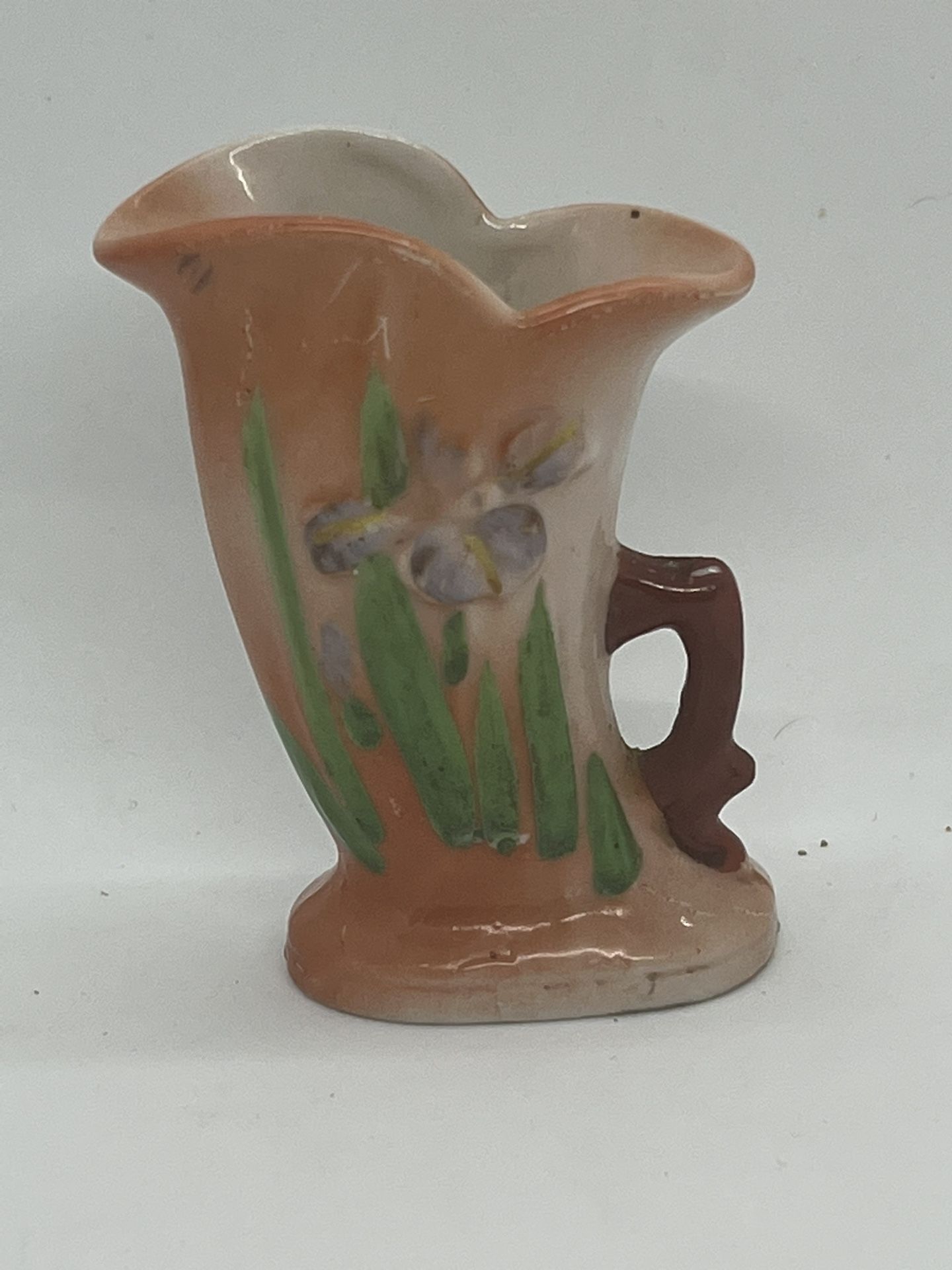 VINTAGE HAND PAINTED OCCUPIED JAPAN MINATURE VASE WITH IRIS BLOOMS 3.5" TALL