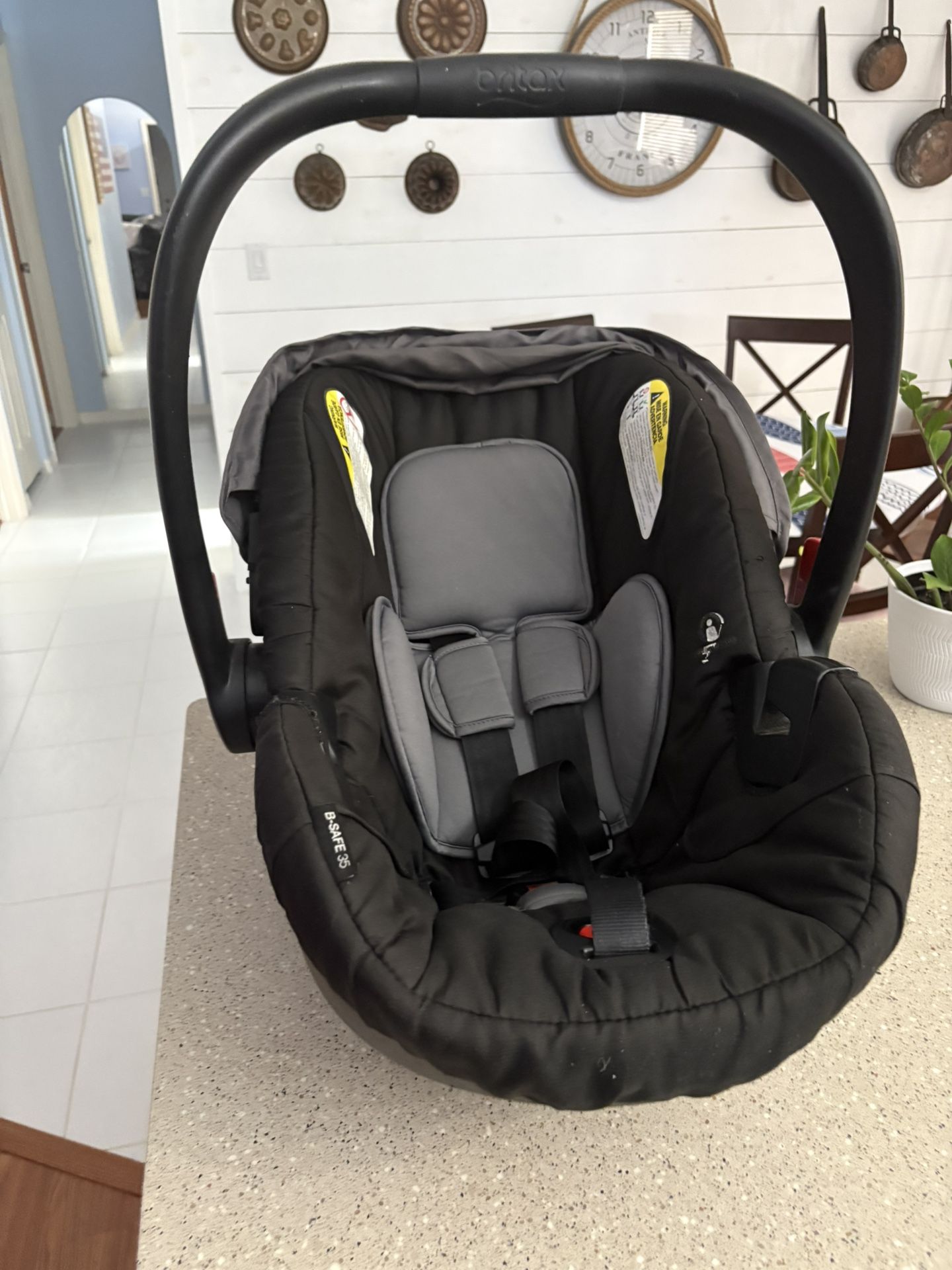  Britax B-Safe Infant Car Seat with Extra Base