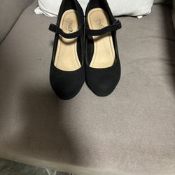 Ladies Black Shoes Worn Twice  In Great Condition Like New. Size 8 