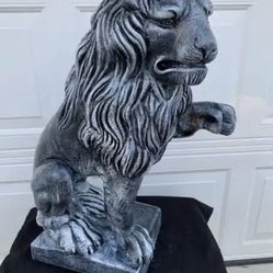 Paw Up Lion 