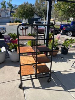 Rolling shelf