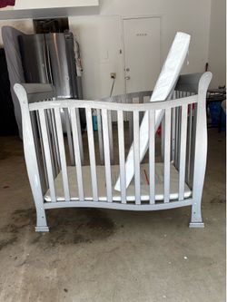 Mini crib with mattress