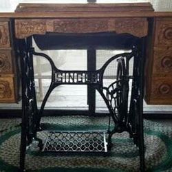 Antique Singer Sewing machine. Beautifully Fully Functional. Restored Tiger Oak Cabinet.