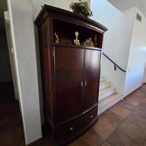 Beautiful Dark Wood Armoire – Spacious & Stylish!