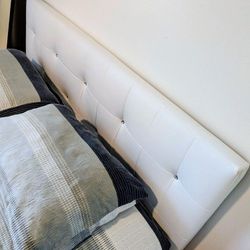 Queen  Bed – Excellent Condition