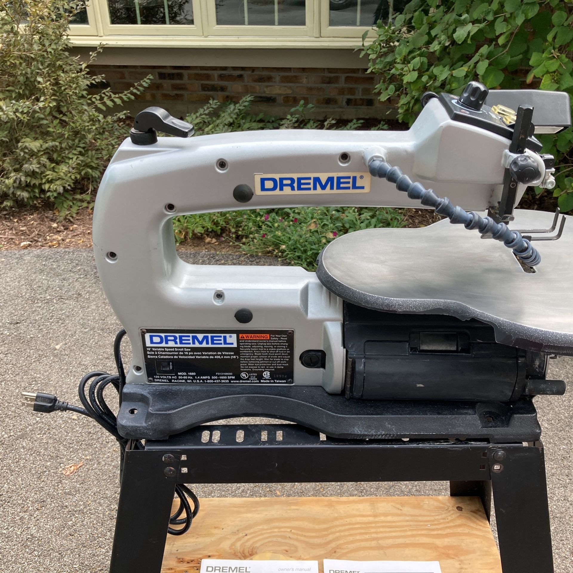 Dremel Variable Speed Scroll Jig Table Saw Model 1680 w/ Stand and Manuals