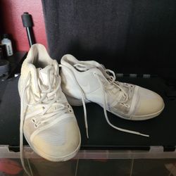 NIKE Kyrie 3 GS
C
Size 6 1/2 Youth