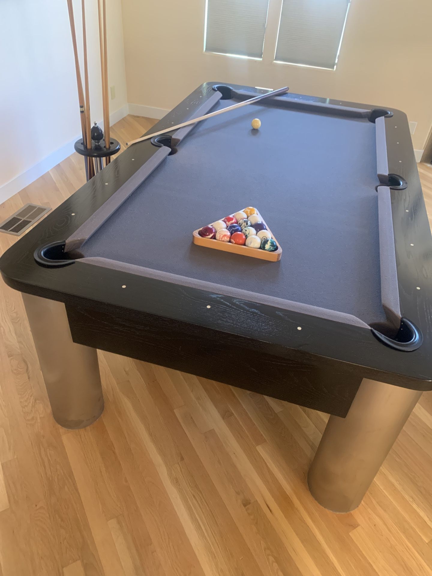 Beautiful Custom 7.5 ‘ Pool Table. Black Banquet 3 Piece Top