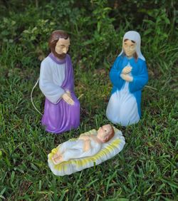 VINTAGE LIGHT UP 1960S/1970S HOLY FAMILY BLOW MOLD SET