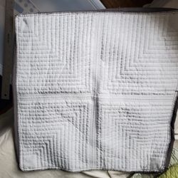 Dark Gray Square Quilted Sham/pillowcase 25"*24" net weight 5.6oz
Nicole Miller New York
• Face/Back: 100% Polyester
• Lining: 65% Polyester, 35% Cott