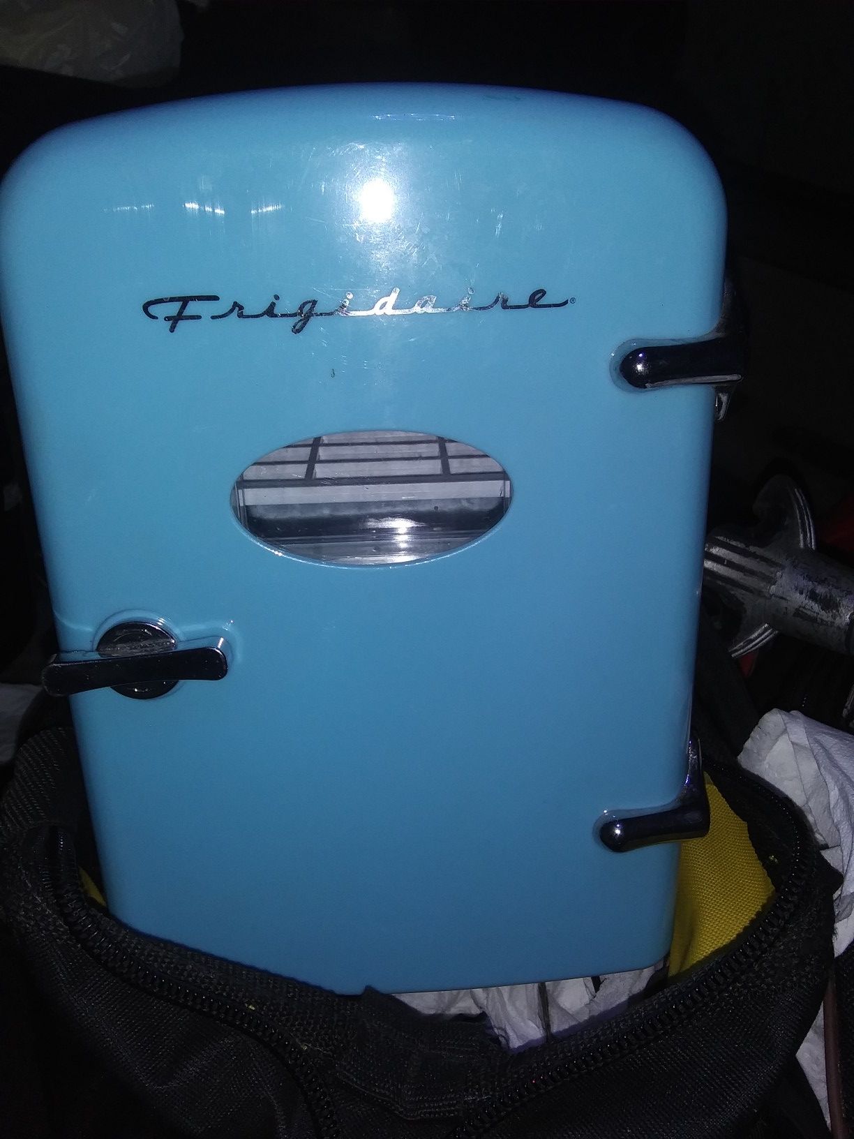 Vehicle mini fridge