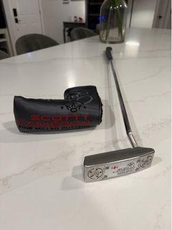 Scotty Cameron putter with headcover