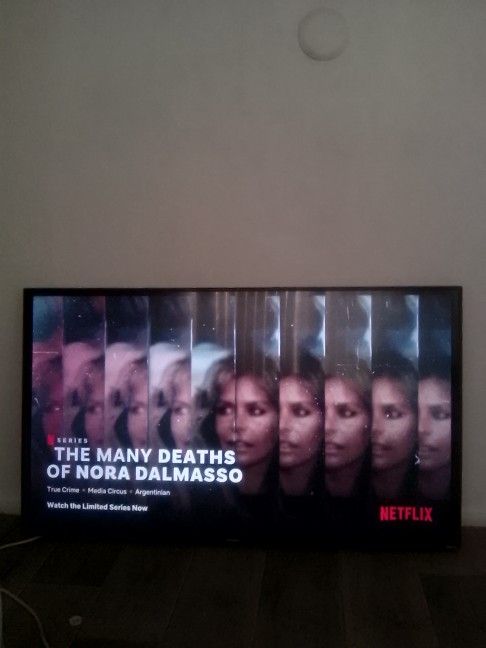 55" Hisense W Roku TV