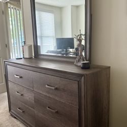 King Bed Set – Like New Price: $499