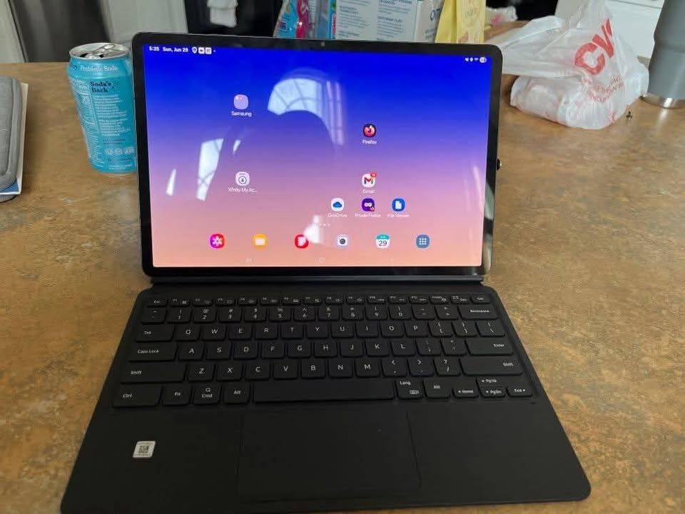 Samsung Galaxy Tab S8+ (SM-X800) + Full Keyboard - Excellent Condition