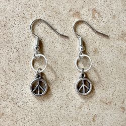 ☮️ Fun peace sign and silver tone hoop earrings (and pendant)