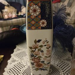OLD IMARI ASIAN VASE