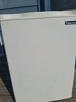 Magic Chef mini refrigerator (1.7 cu. ft.)
