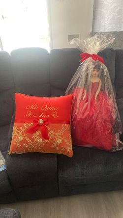 Muñeca de quince años y cojin grande