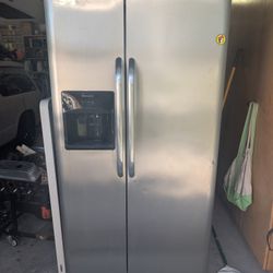 Frigidaire Refrigerator With Freezer Dual Door