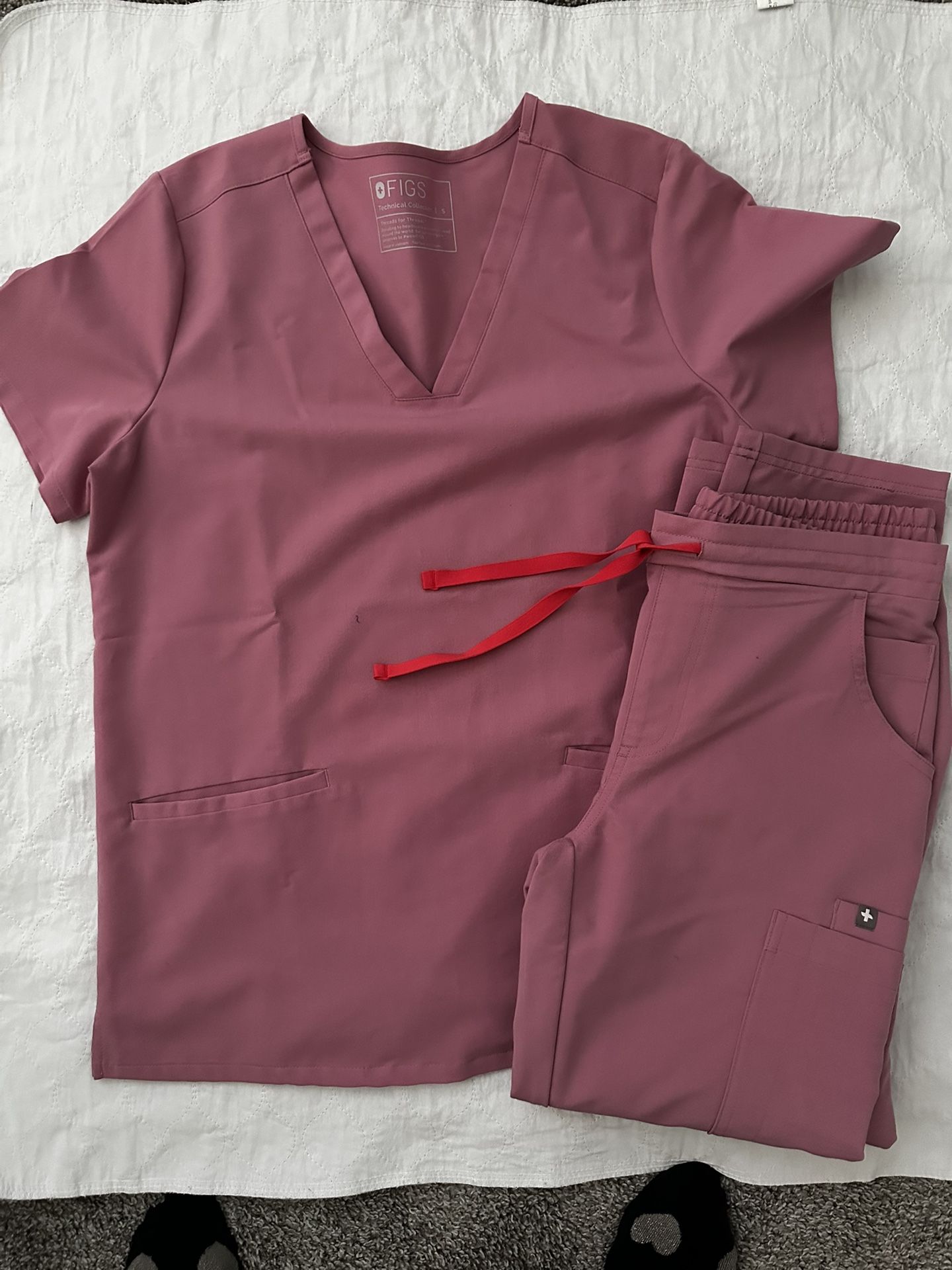 Women's Figs scrub set