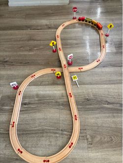 Vintage wooden train and tracks (30 pieces)