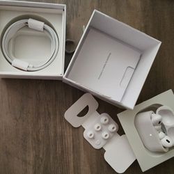 AirPods Pro (2nd Gen) – Excellent Condition + Original Packaging