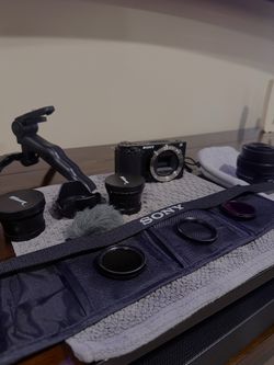 LIKE NEW  SONY ZVE-10 4K CAMERA KIT